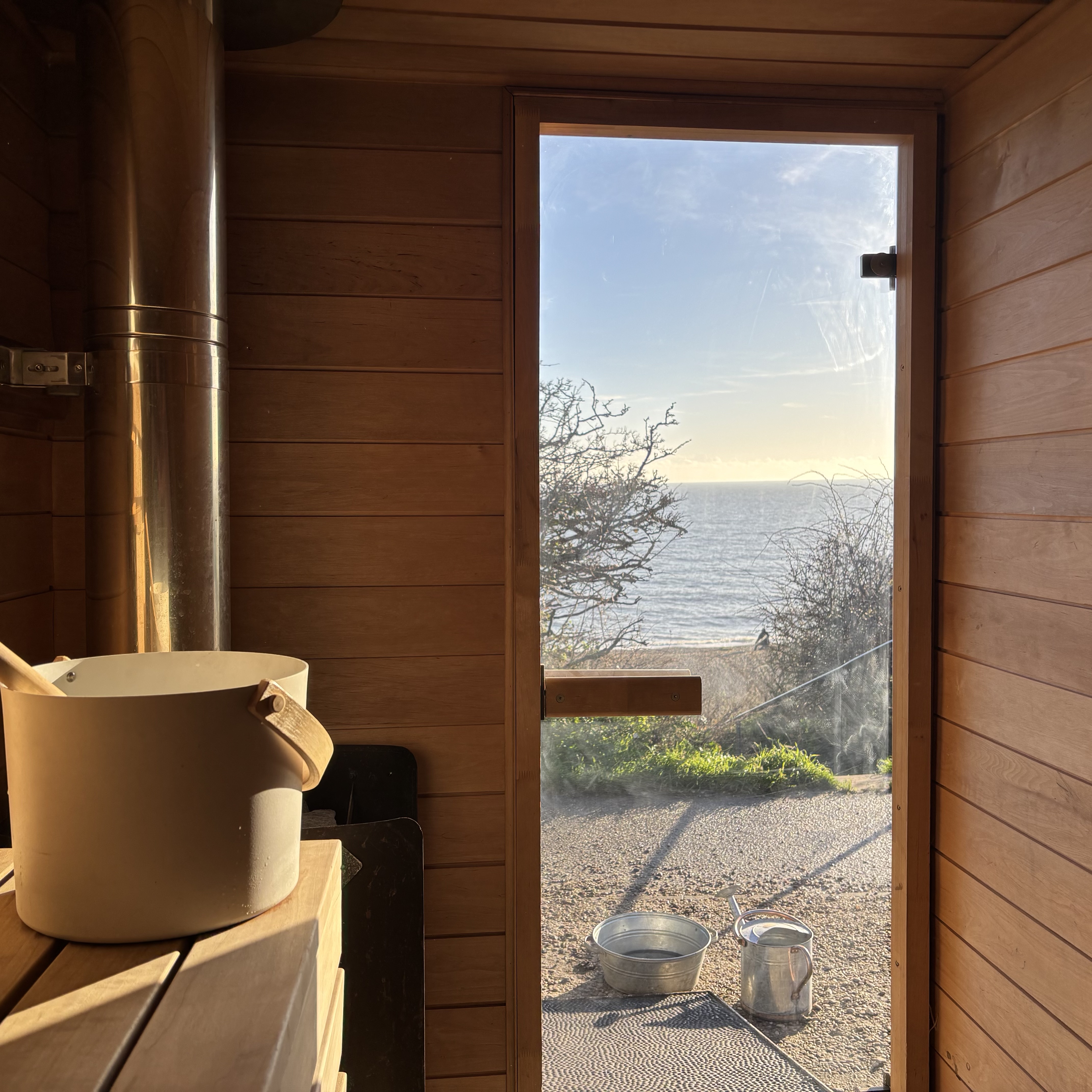 Horsebox saunas in Suffolk beside a lakeside setting
